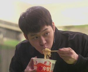 Moo Gak eating ramyun