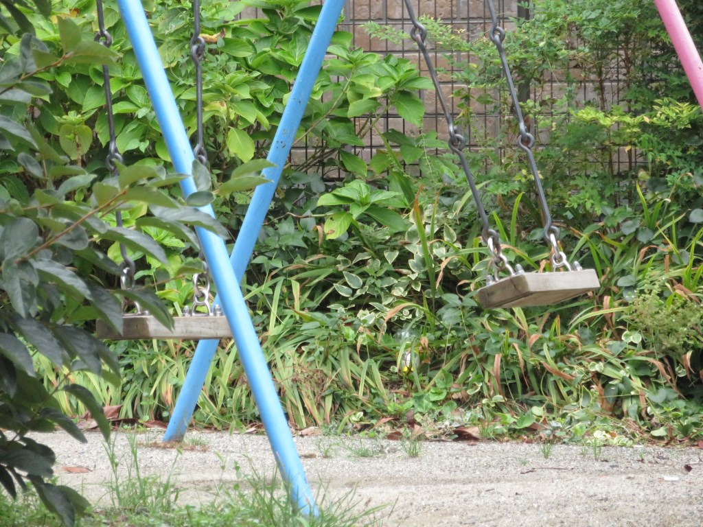 One swing still, one swing moving